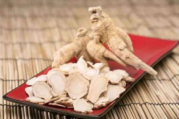 Sâm Hoa Kỳ, còn gọi là American ginseng (tên khoa học: Panax quinquefolius), là một loại thảo dược quý có nguồn gốc từ Bắc Mỹ